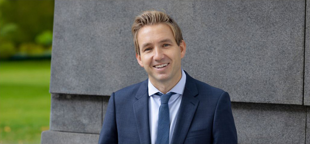 Mann med dress og blondt hår