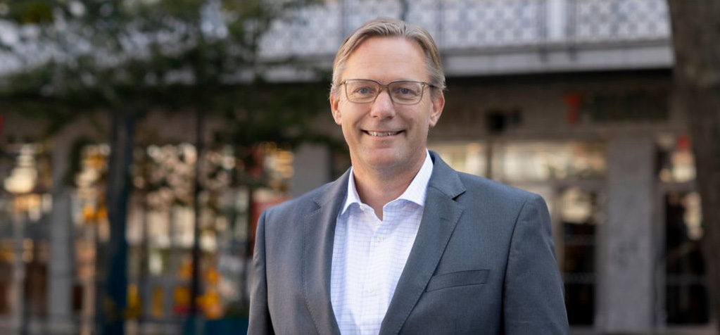 Mann med dress og lyst hår